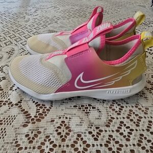 Girls Nike shoes sz 3Y